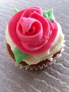 how to pipe easy buttercream rose bud cupcakes