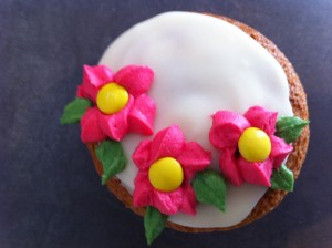 how to pipe easy buttercream flowers