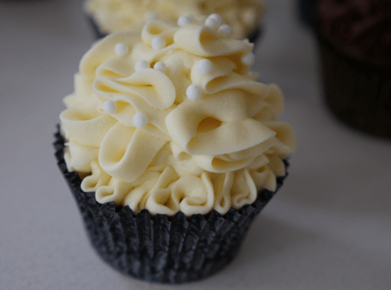 decorate a cupcake piping