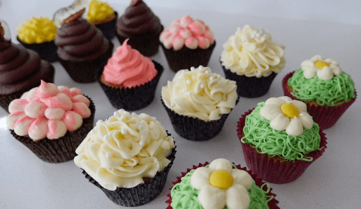 piping bag cupcake buttercream