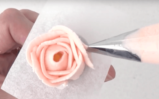 how to pipe buttercream flowers cake