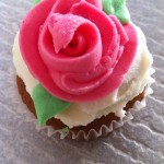 how to pipe easy buttercream rose bud cupcakes