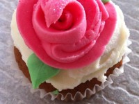 how to pipe easy buttercream rose bud cupcakes