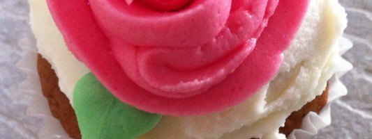 how to pipe easy buttercream rose bud cupcakes