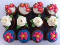 amazing buttercream roses leaves and daisy tutorial cupcakes