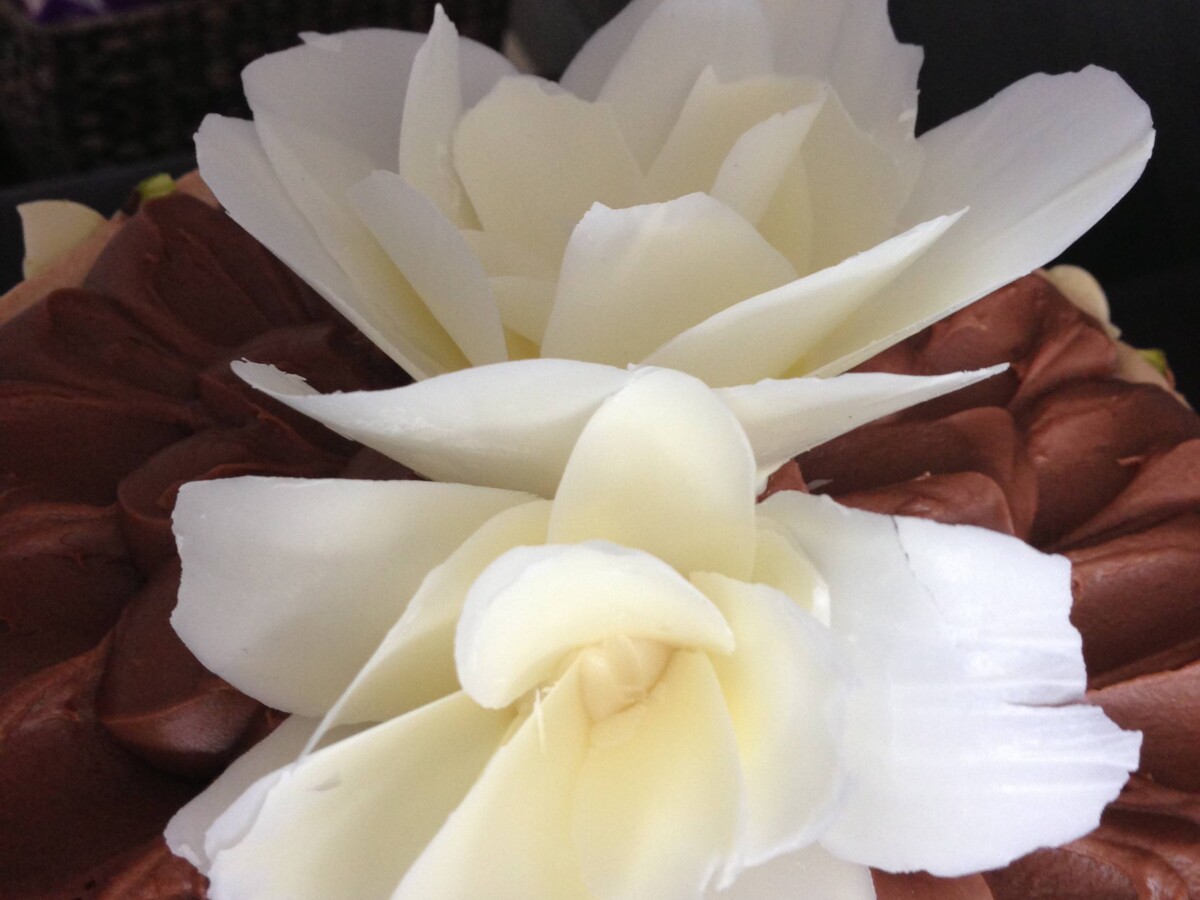 Share more than 144 chocolate flower decorations best vova.edu.vn