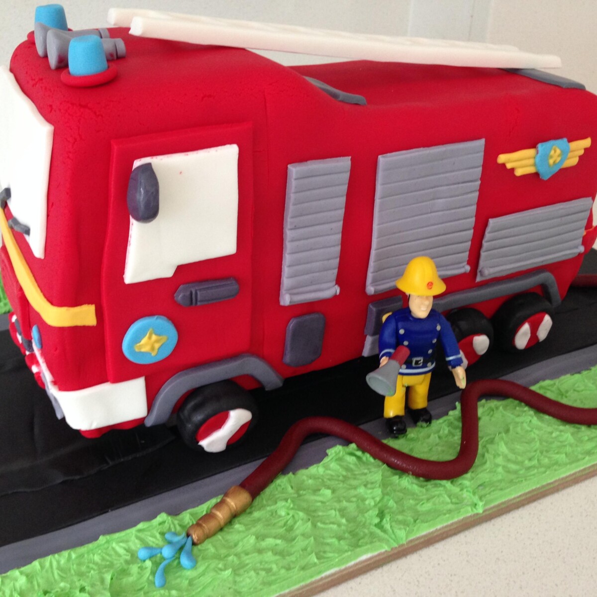 120+ Coolest Firefighter and Fire Truck Cake Ideas