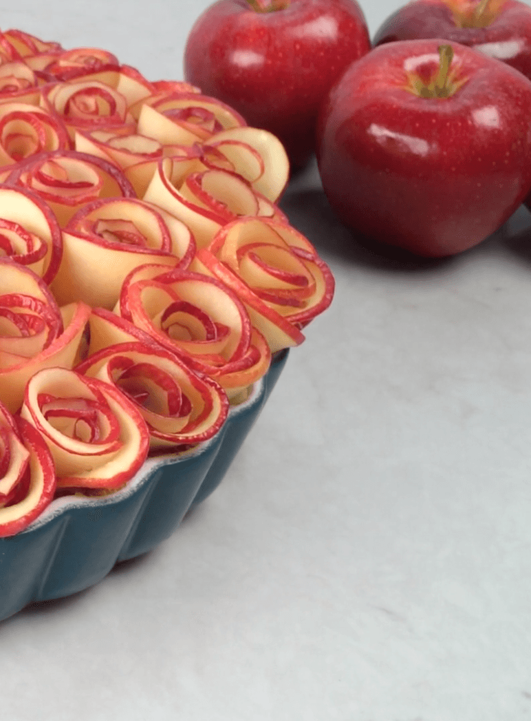 Пирог с розами из яблок