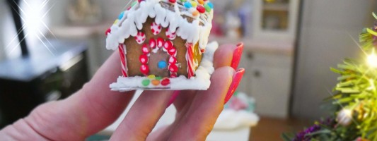 mini gingerbread house